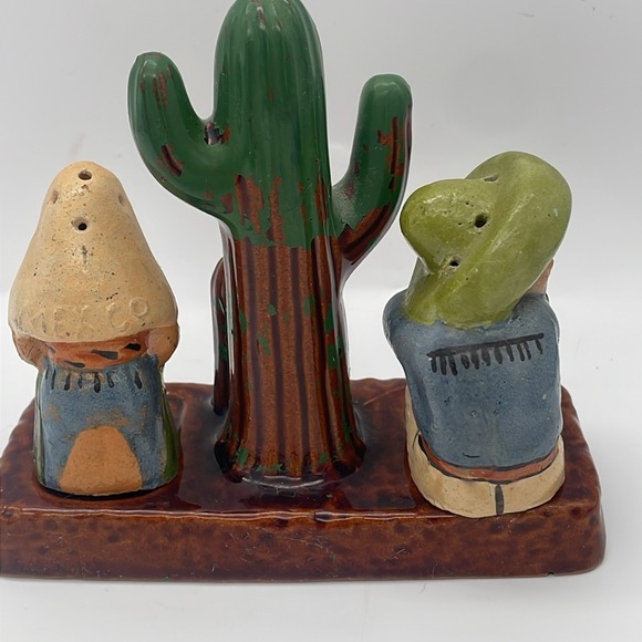 Vintage MCM Mexicans  Couple  Cactus Salt & Pepper Shakers Kitsch - Picture 4 of 8